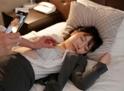 Chuyến công tác với kẻ nổi tiếng quấy rối ở công ty, cô gái bị chuốc thuốc ngủ - Phim sex hay full HD VLXX JAV