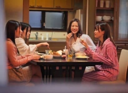 Bố đi vắng, 4 cô con gái ở nhà bị những tên côn đồ để ý tới - Phim sex hay full HD VLXX JAV